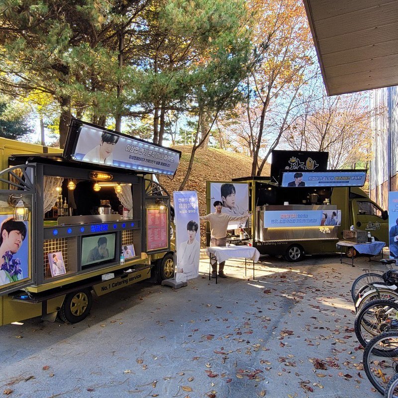 Actor Lee Sang-yeob thanked fans for CheeringOn November 10, Lee Sang-yeob posted a picture on his instagram with an article entitled Thank you, Dee-Choi Gallery, who left a trace on the last day of the # Love Trace.Lee Sang-yeob in the photo is smiling brightly in front of the coffee car sent by the fans.The banners behind the back include the phrase I feel the love of fans for Lee Sang-yeob.Meanwhile, Lee Sang-yeob is appearing on tvN Three Smugs.jang so-hyun