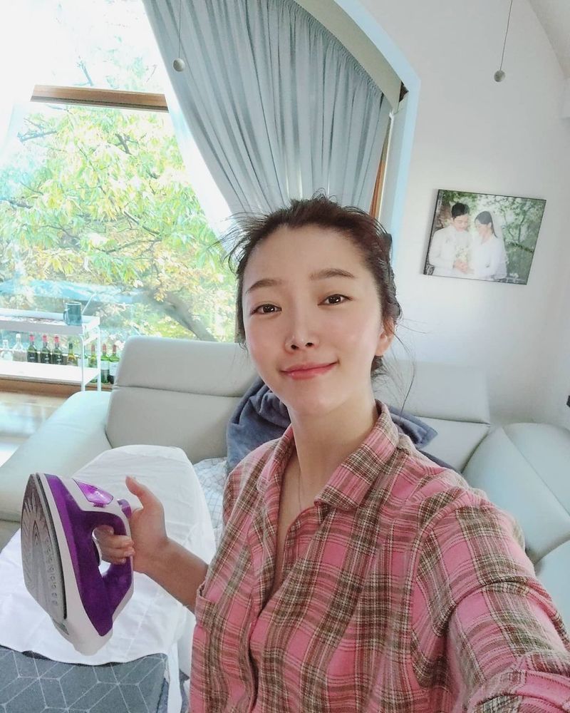 Bae Seul-Ki reveals the shape of Wedding DressActor Bae Seul-Ki wrote on his instagram on November 10, Its three days from now.I want to put up the main dress that made a sweaty sweat specially at Jeong Kyung-ok wedding because it is so beautiful, but I can not raise it because I have not released it to the groom yet.This child is a second dress. The photo shows the appearance of Bae Seul-Kis Elegance Wedding Dress.I am posting a picture of the day I was playing the princess in a beautiful dress. The reality is that I am wearing a grooms shirt with my head as soon as I wake up.I am happy with anything, he said.emigration site