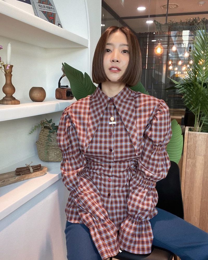 Actor Shin Da-eun returns to Seoul after living in Jeju for a month.Shin Da-eun posted a picture on his personal instagram on November 10 with an article entitled After going to Jeju Island today - Seouls high buildings are cool and refreshing and watery.In the photo, Shin Da-eun is wearing a check blouse with a feeling of autumn atmosphere and is smiling freshly.A brighter laugh spread a pleasant energy after returning from Jeju Island.Meanwhile Shin Da-eun recently returned to Seoul after finishing a month of living in Jeju Island with his pet dog Spring.park jung-min