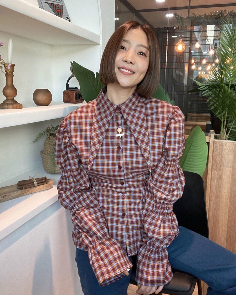 Actor Shin Da-eun returns to Seoul after living in Jeju for a month.Shin Da-eun posted a picture on his personal instagram on November 10 with an article entitled After going to Jeju Island today - Seouls high buildings are cool and refreshing and watery.In the photo, Shin Da-eun is wearing a check blouse with a feeling of autumn atmosphere and is smiling freshly.A brighter laugh spread a pleasant energy after returning from Jeju Island.Meanwhile Shin Da-eun recently returned to Seoul after finishing a month of living in Jeju Island with his pet dog Spring.park jung-min