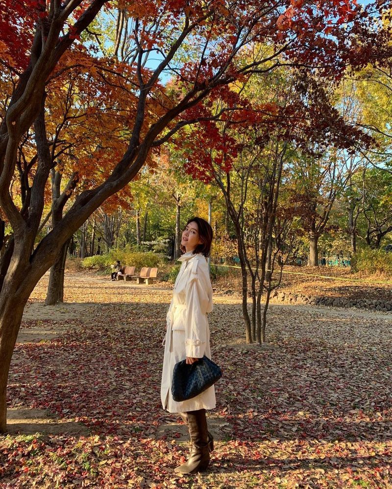 Actor Chae Jung-an has transformed into an autumn goddess full of atmosphere.Chae Jung-an posted a picture on his instagram on November 10 with the phrase Before this autumn is finished # Seoul Forest # Fighting from tomorrow.Chae Jung-an in the photo poses on the street where Falling Leaves are piled up.I feel the audumn atmosphere in the appearance of Chae Jung-an, who is stylish with beige trench coats and boots.Chae Jung-an is as impressed by the perfect proportion as the model, with the excellent eyes staring at the camera thrilling the viewer.On the other hand, Chae Jung-an is actively communicating with fans through his YouTube channel Chae Jung-ans Uraleo TV.Lee Hae-jeong