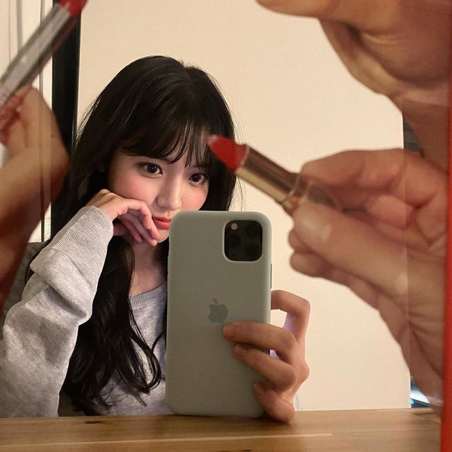 Actor Jin Da-bin reveals recent statusJin Da-bin released a picture on his Instagram on the 10th.In the photo, Jeong Da-bin uses a mirror to capture his own image. Jeong Da-bin boasts a doll-like beauty and catches his eye.Still, it keeps the Ice cream girl visual and exclaims.Jeong Da-bin will appear on JTBCs new drama Live On and co-work with Hwang Min-hyun.Jin Da-bin Instagram