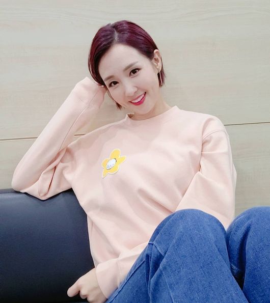 Broadcaster Oh Jin-yeon proved Seoul National Universitys 3rd beauty beauty.Oh Jin-yeon released a picture of his daily life and an article entitled Embroidery is too warm on his Instagram on the 10th.The photo shows Oh Jin-yeon posing in a pink-colored man-to-man and jeans while watching the camera.As evidenced by the Seoul National University class, Oh Jin-yeon boasts white skin and fresh short-cut hairstyle.Meanwhile, Oh Jin-yeon recently signed an exclusive contract with the Newera project.