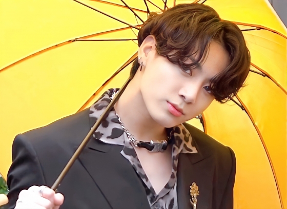 BTS (BTS) Jungkook transformed into a Busan Sinai of a southern god-strong visual, melting fan spirit.At 0:00 on the 10th, BTS released the 2021 season gritting freeview video under the title of 2021 SEASONS GREETINGS SPOT (BTS GOES RETRO) on the official YouTube channel.BTS members showed off their unique nicknames and concepts with their retro sense and attracted attention by showing their personality.Among them, Jungkook, a member of the all-black suit, took a yellow umbrella and brightened the steps around with a rhythm.After that, along with the funny BGM, Jungkook, who turns his umbrella in place, appeared in the back of several appearances and laughed at the viewers.After that, Jungkook turned his head toward the front, and the Shabang Shabang visuals unfolded and captured the viewers.Jungkook poured out a fresh and sweet eye that seemed to fall into the moment, and with the narration Busan Sinai, he gave out his lips, winked and winked.The fans who saw this were Busan would be bright, Busan wrinkled king car material, This face exists?, model former Jungkook, Busan mask can meet such a man?, Just a full movie actor, Prince of Busan, proud of Busan, Shabang Shabang in umbrella and Busan Sinai Still Alive ~.On the other hand, after the release of the video on the same day, Twitter trend Busan Sinai and 47 countries including Jungkook related keyword Jungkook came up trend.