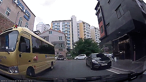 피의자가 달려오는 차량에 고의적으로 뛰어들고 있는 모습. 부산경찰청 제공