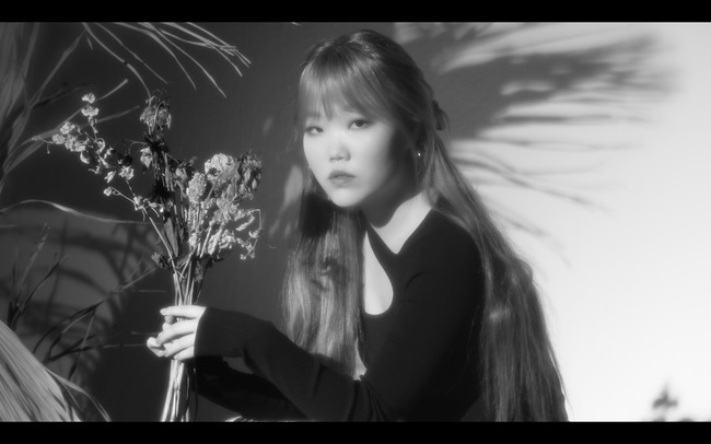 AKMU first released some of the sound sources that can guess the atmosphere of the new song HAPPENING ahead of the 5th day of comeback.YG Entertainment posted its third single AKMU HAPPENING mood concept film on its official blog at 9 am on November 11th.AKMU Lee Chan-hyuk and Lee Soo-hyun were both cold and deep.Lee Chan-hyuk, who slowly walks in the fog rising from the assrai, and Lee Soo-hyuns cynical expression, which takes the scent of dry flower, raised questions about what symbolic metaphor each implies.Later in the video, the song name HAPPENING and AKMUs faint voice captured the ears of music fans.With the calm and calm accompaniment and wind sound combined to maximize the lonely feeling, the song You just my happy flowed out and left a deep lull.As it is a mood concept film, it is presumed to be a teaser showing the mood of AKMUs new song HAPPENING.AKMUs ever-matured aspect, which has always been impressed by fresh yet sympathetic music, is expected. Fans expectations have soared.AKMUs new song HAPPENING will be released at 6 pm on November 16th.Lee Soo-hyuns first solo song ALIEN was released only one month, and AKMU is only about one year and two months after the regular 3rd album Seasure.bak-beauty
