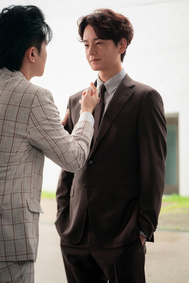 Spy who loved me Lim Ju-hwan s two faces are revealed.MBC tree mini series Spy who Loved Me (director Lee Jae-jin, playwright Lee Ji-min, production and picture) captures the image of Derek Hyun (Lim Ju-hwan), who started to reveal the true color of Industrial espionage on November 11, ahead of the 6th broadcast, and Jeon Ji-hoon (Moon Jung-hyuk), who chases him, and Kang In-na I raise my curiosity.In the last broadcast, Jeon Ji-hoon and Derek Hyuns breathtaking psychological warfare, which detected something unusual to each other, were thrilling.Kang, who learned about her shocking past that her husband Derek Hyun was a former lover of Sophie (Yoon So-hee), who died, set fire to the unpredictable intelligence.In the meantime, the photo shows Derek Hyun, who continues to make suspicious moves, Jeon Ji-hoon, who keeps an eye on him, and Kang-ae.Jeon Ji-hoon, who discovered a hidden CCTV at a wedding dress shop in Kang-aem, is anxious that someone is watching Kang-aem. He is caught by the fact that he is disguised as a quick article and infiltrates the studio.In the following photos, Jeon Ji-hoon, who succeeded in hacking CCTV, is watching Derek Hyun through the monitor, which stimulates curiosity.Dereks gaze, which stares at the camera as if he sensed strangeness, also amplifies tension.I wonder if Jeon Ji-hoon will be able to find out the true identity of Derek County, and why Derek County is monitoring the beauty of the river.kim myeong-mi
