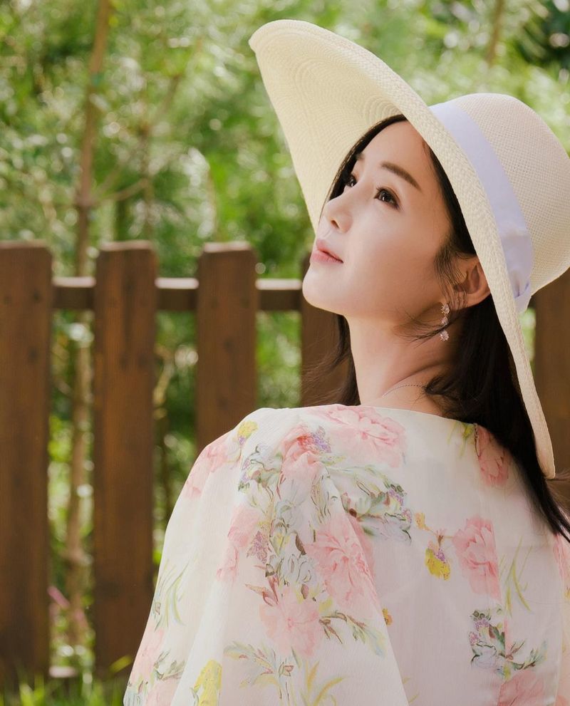 Nam Gyu-ri, Doll Beautiful look still Im happy to see the barra Actor Nam Gyu-ri flaunts unrivaled goddess Beautiful lookNam Gyu-ri posted a picture on his personal instagram on November 11 with an article entitled Kang Hyun Chae # Cairo # Live.In the photo, Nam Gyu-ri is wearing a large hat and looking somewhere with a moist eye, and the innocent side of the flower pattern dress, which is a subtle flower pattern dress, makes it impossible to keep an eye on her.Still, Doll Beautiful looks have caused an exclamation.Meanwhile, Nam Gyu-ri is appearing on MBC drama Kairos.park jung-min