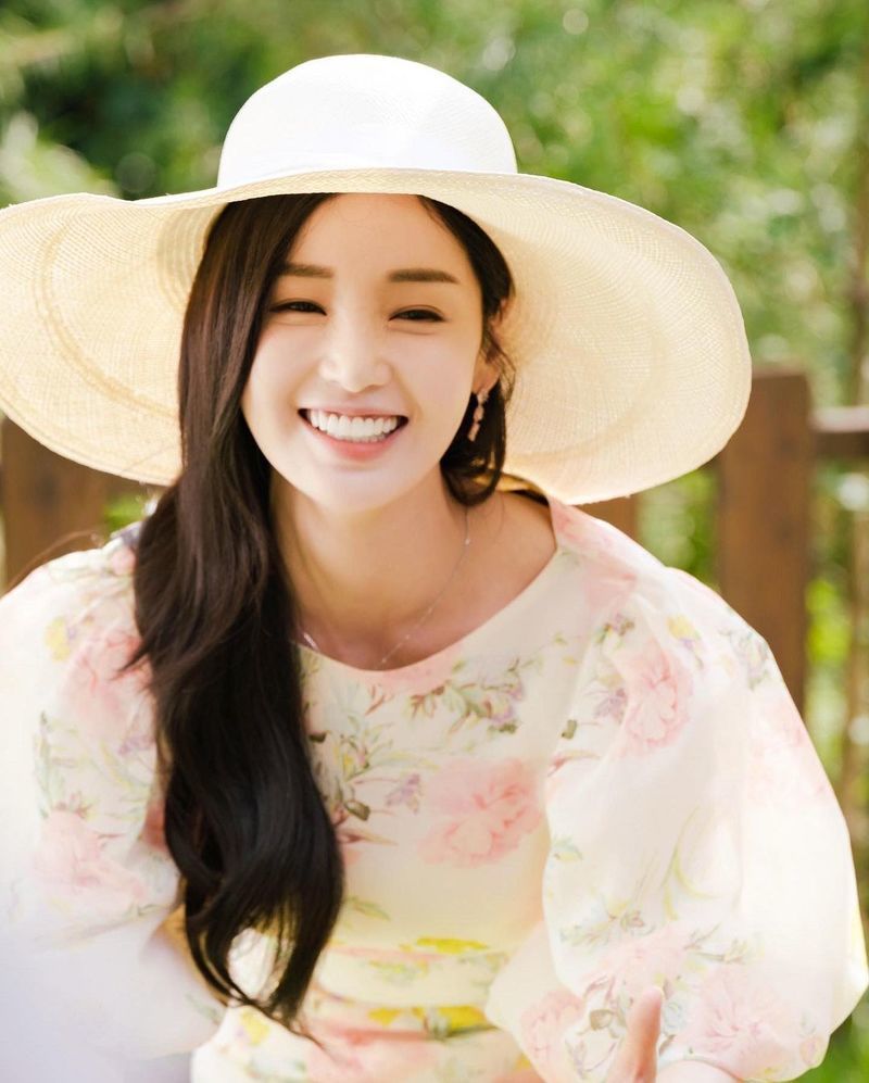 Nam Gyu-ri, Doll Beautiful look still Im happy to see the barra Actor Nam Gyu-ri flaunts unrivaled goddess Beautiful lookNam Gyu-ri posted a picture on his personal instagram on November 11 with an article entitled Kang Hyun Chae # Cairo # Live.In the photo, Nam Gyu-ri is wearing a large hat and looking somewhere with a moist eye, and the innocent side of the flower pattern dress, which is a subtle flower pattern dress, makes it impossible to keep an eye on her.Still, Doll Beautiful looks have caused an exclamation.Meanwhile, Nam Gyu-ri is appearing on MBC drama Kairos.park jung-min