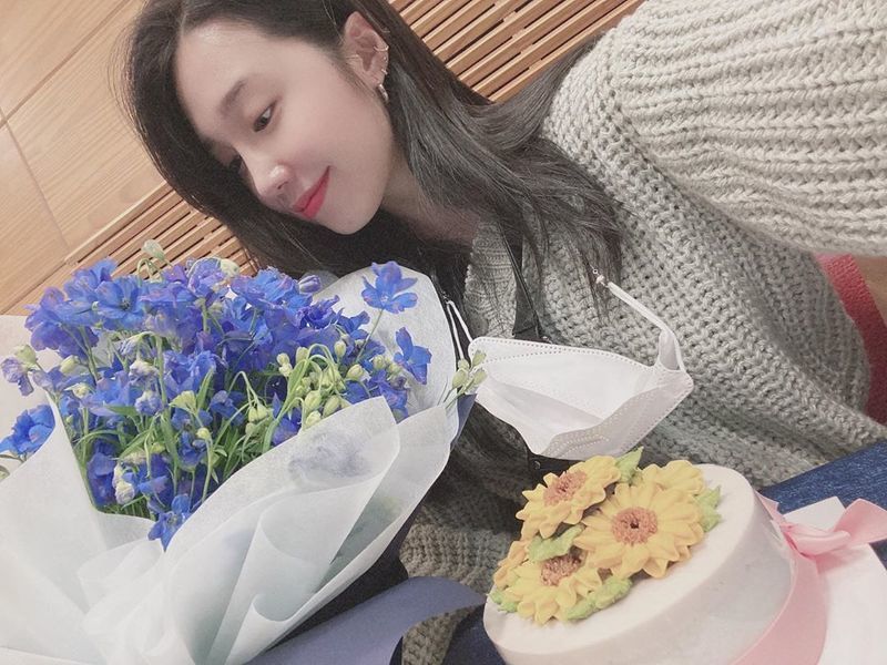 Jung Eun-ji, admiring the innocent people Goddess beauty tuktuk Group Apink member Jung Eun-ji has released his current status through SNS.Jung Eun-ji posted several photos on his SNS on November 11 with the article Thank you.In the photo, Jung Eunji is holding a bouquet of flowers and cake.Jung Eunji boasts a clear face and wears a gray knit and unfurls his long straight hair and boasts a pure charm.On the other hand, Jung Eun-ji released How is your night (Hate Sniper She X Jung Eun-ji) on September 27th.jang hee-soo