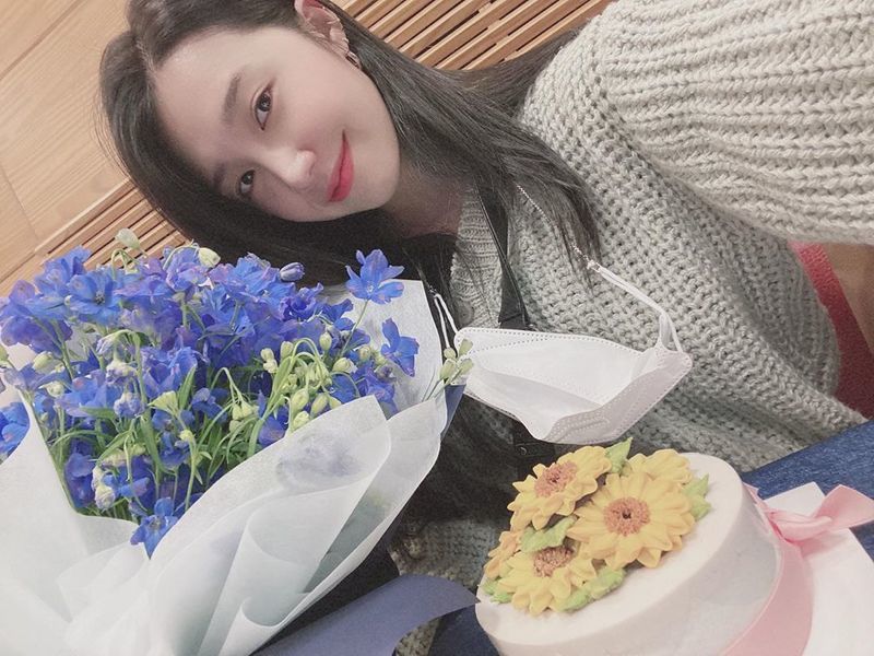 Jung Eun-ji, admiring the innocent people Goddess beauty tuktuk Group Apink member Jung Eun-ji has released his current status through SNS.Jung Eun-ji posted several photos on his SNS on November 11 with the article Thank you.In the photo, Jung Eunji is holding a bouquet of flowers and cake.Jung Eunji boasts a clear face and wears a gray knit and unfurls his long straight hair and boasts a pure charm.On the other hand, Jung Eun-ji released How is your night (Hate Sniper She X Jung Eun-ji) on September 27th.jang hee-soo