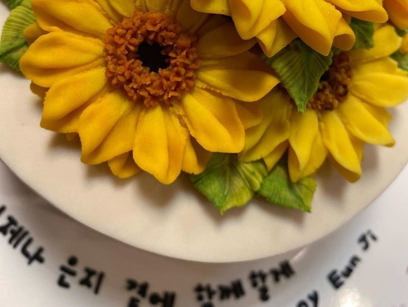 Jung Eun-ji, admiring the innocent people Goddess beauty tuktuk Group Apink member Jung Eun-ji has released his current status through SNS.Jung Eun-ji posted several photos on his SNS on November 11 with the article Thank you.In the photo, Jung Eunji is holding a bouquet of flowers and cake.Jung Eunji boasts a clear face and wears a gray knit and unfurls his long straight hair and boasts a pure charm.On the other hand, Jung Eun-ji released How is your night (Hate Sniper She X Jung Eun-ji) on September 27th.jang hee-soo
