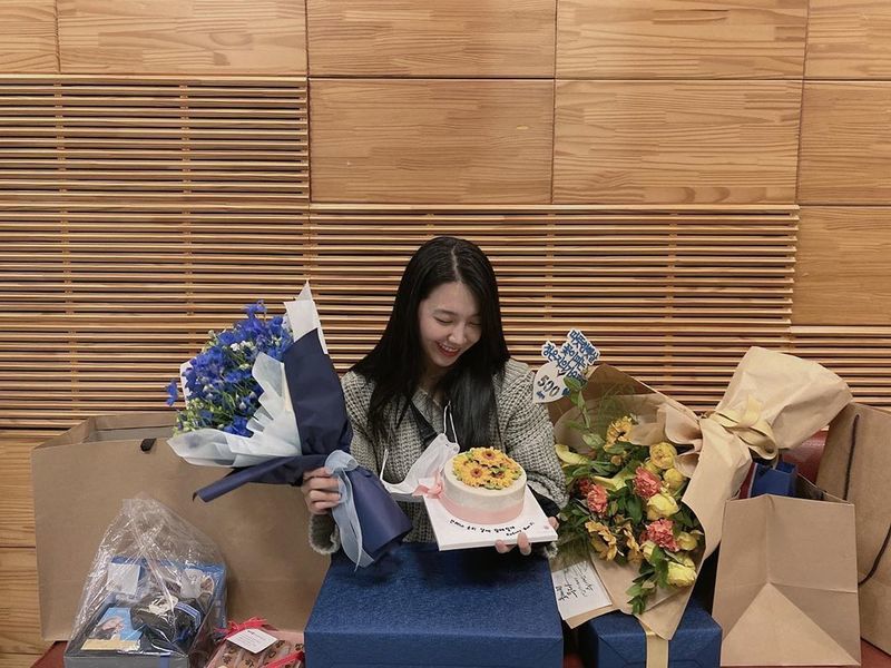 Jung Eun-ji, admiring the innocent people Goddess beauty tuktuk Group Apink member Jung Eun-ji has released his current status through SNS.Jung Eun-ji posted several photos on his SNS on November 11 with the article Thank you.In the photo, Jung Eunji is holding a bouquet of flowers and cake.Jung Eunji boasts a clear face and wears a gray knit and unfurls his long straight hair and boasts a pure charm.On the other hand, Jung Eun-ji released How is your night (Hate Sniper She X Jung Eun-ji) on September 27th.jang hee-soo