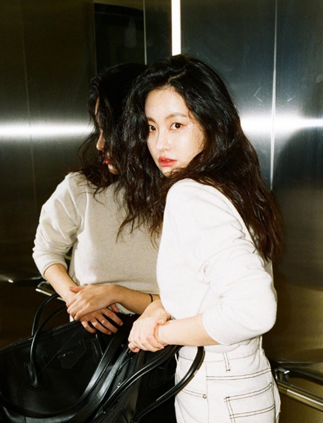 Actor Oh Yeon-seo also emanated the pictorial atmosphere in the elevator.On the 11th, Oh Yeon-seo posted a picture on his instagram with an article entitled I have a photographer brother. I can take a life shot while going to play! Elevator shot.The photo shows Oh Yeon-seo, who naturally hangs his wave-gin head in the elevator.Oh Yeon-seo was dressed in ivory knit and white jeans. Oh Yeon-seo looked at the camera and posed with a rich hair.The netizens praised Oh Yeon-seos beauty, saying, The atmosphere is crazy, Its so beautiful, and Its a picture in the picture.On the other hand, Oh Yeon-seo was selected as the main character of the original Kakao TV drama Crazy X of this area scheduled to air in the first half of next year.Photos  Yeonseo SNS