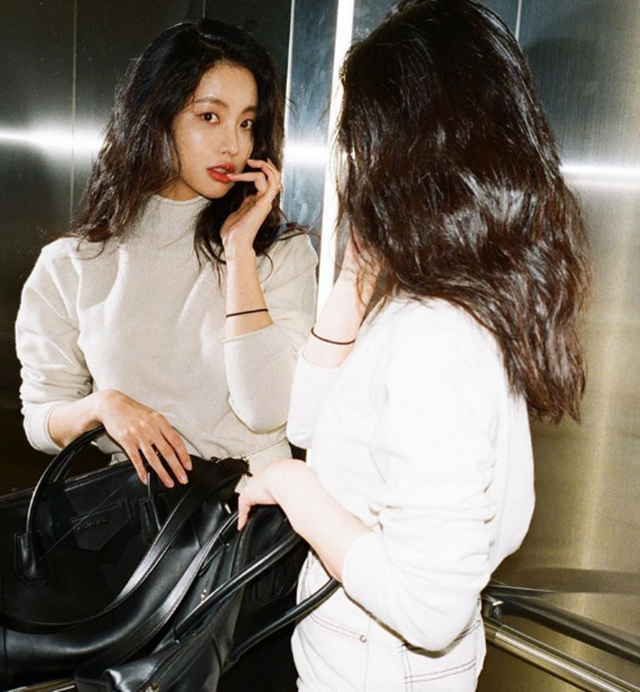 Actor Oh Yeon-seo also emanated the pictorial atmosphere in the elevator.On the 11th, Oh Yeon-seo posted a picture on his instagram with an article entitled I have a photographer brother. I can take a life shot while going to play! Elevator shot.The photo shows Oh Yeon-seo, who naturally hangs his wave-gin head in the elevator.Oh Yeon-seo was dressed in ivory knit and white jeans. Oh Yeon-seo looked at the camera and posed with a rich hair.The netizens praised Oh Yeon-seos beauty, saying, The atmosphere is crazy, Its so beautiful, and Its a picture in the picture.On the other hand, Oh Yeon-seo was selected as the main character of the original Kakao TV drama Crazy X of this area scheduled to air in the first half of next year.Photos  Yeonseo SNS