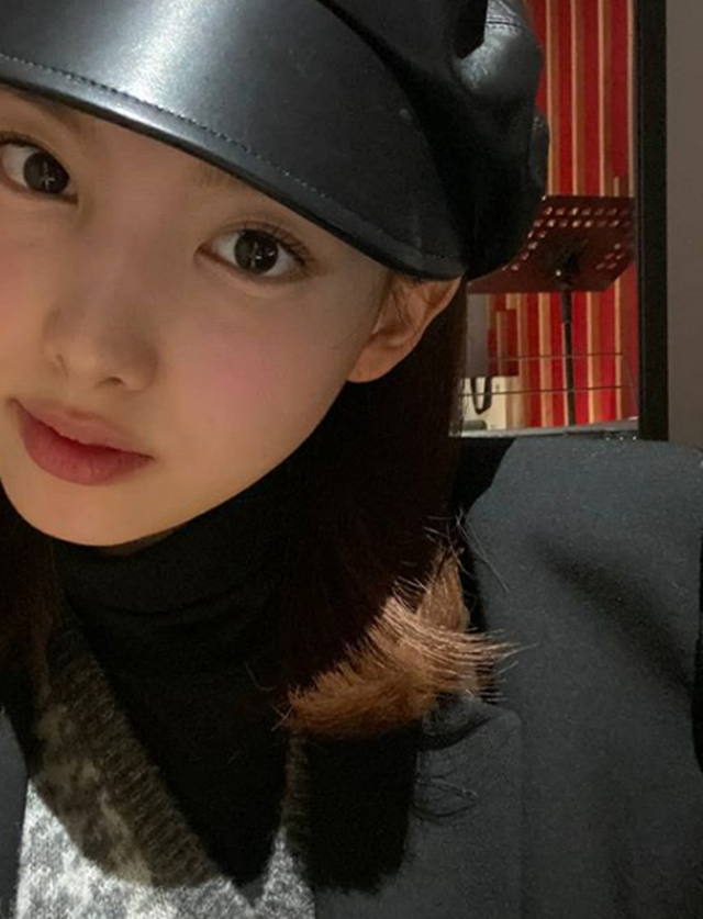 TWICE Nayeon , cute Tomboy fashion... beret also Perfect match