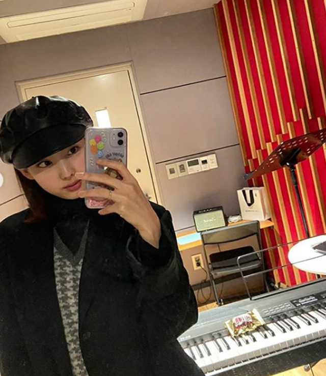 Group TWICE Nayeon also cutely digested Tomboy fashion.Nayeon posted a picture on the official Instagram of TWICE on the 11th, saying, Have a good day, Once!!The photo released showed Nayeon wearing a black beret, which showed off his boyish charm with a grey check best and overfit coat.The pink cheek touch and closely-up lashes further accentuated Nayeons doll-like look.On the other hand, TWICE, which Nayeon belongs to, released its second album Eyes wide open on the 26th of last month and received great love both at home and abroad.
