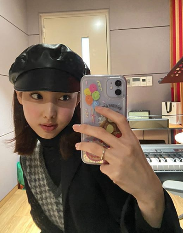 Group TWICE Nayeon also cutely digested Tomboy fashion.Nayeon posted a picture on the official Instagram of TWICE on the 11th, saying, Have a good day, Once!!The photo released showed Nayeon wearing a black beret, which showed off his boyish charm with a grey check best and overfit coat.The pink cheek touch and closely-up lashes further accentuated Nayeons doll-like look.On the other hand, TWICE, which Nayeon belongs to, released its second album Eyes wide open on the 26th of last month and received great love both at home and abroad.