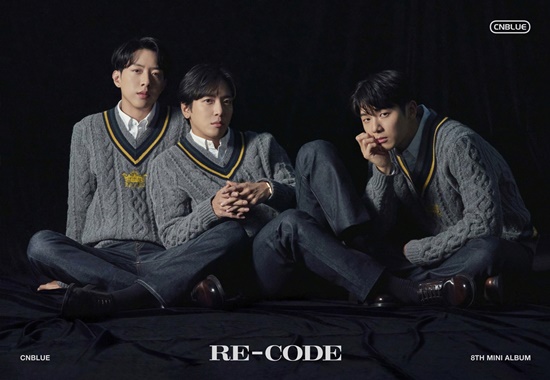 Band CNBLUE (Jung Yong-hwa Lee Jeong-shin Kang Min-hyuk) released a picture of Jacket, raising expectations for a comeback in three years and eight months.CNBLUEs agency, FNC Entertainment, released a group Jacket photo of its eighth mini album RE-CODE through CNBLUEs official SNS on the 10th.CNBLUE in the open Jacket has created a more mature atmosphere.The members showed off their warm and shining visuals in gray sweaters and blue jeans, and CNBLUE expected a story to be written down in the future.The album, released in three years and eight months, was decided to be RE-CODE, which means to redefine the team name Code Name BLUE.This album is an album that proves the solid presence of CNBLUE, which has been accumulated over the past decade, and it is expected to be an album that can hopefully draw the future of CNBLUE in front of the flow of change.Previously, the new song Then, Now and Forever, which was released briefly in the loop sound spoiler video, contains alternative rock sound, a CNBLUE resale patent, and you can feel their confidence in the new song.CNBLUE Mini 8th comeback promotional contents will be released sequentially through CNBLUE official SNS.Photo: FNC Entertainment