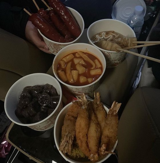 Actor Go Kyung-pyo thanked Joo Won, Yoo Ah-in for the snack tea Cheering.Go Kyung-pyo posted a snack car certification shot on his SNS on the 12th, arriving at the JTBC drama Personal Life shooting scene.The senders of the gift are Actor Joo Won and Yoo Ah-in.Go Kyung-pyo and Joo Won have been in the military together, and Yoo Ah-in has a relationship with the actor in the TVN drama Chicago typewriter in 2017.Go Kyung-pyo said: Thank you for your warm heart in the cold weather. Im strong! Ill drink well!Thank you brother, he said, and to Yoo Ah-in, I sent Cheerings heart to the cold and hard scene of the last year! Thank you, brother. Ill eat well. On the other hand, JTBC drama Personal Life starring Go Kyung-pyo is broadcast every Wednesday and Thursday at 9:30 pm.