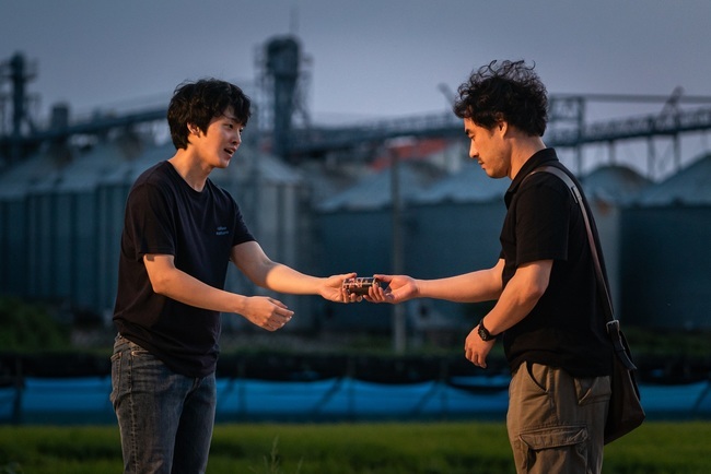 Kwon Sang-woo and Bae Seong-woo, who are flying for the first time, fight back against the battle without a chance.SBS gilt Drama Fly Going to the Stream (director Kwak Jung-hwan, playwright Park Sang-gyu, planning & production studio & new, investment Wave) captured the images of Park Tae-yong (Kwon Sang-woo) and Park Sam-soo (Bae Seong-woo) who sought decisive evidence to overturn the New Trial of the three-member team in Samjeong City on the 12th.Expectations are focused on the reverse electrode of the two chunyongs who know the inside of the New Trial but rush into a battle without a win.Fly and change, the room is hot.Lim Soo-chul (Yoon Joo-bin), Kang Sang-hyun (Ha Kyung-min), and Choi Jae-pil (Jung Hee-min), who are in the Trio of Samjeong City, who are about to reach an agreement, realized that the trauma that had been under investigation for coercion had come to mind and chose to reconsider, realizing that they could not be comforted by their pain as a financial reward.Park Tae-yong and Park Sam-soo, who had just begun their New Trial with one authenticity, started an outspoken straight line to overturn the board, but the forces plans to end the case were not clear.The real criminals disappeared, and a tough fight was foreseen when Judge Cho Gi-soo (Cho Seong-ha), who had been misjudged at the time, was named chief justice of the Supreme Court.In the meantime, Park Tae-yong and Park Sam-soo are not in the picture in the public photos.However, Park Tae-yongs eyes are exhausted and disappointed. Park Sam-soo, who faces Kang Sang-hyun, a victim of the three-member case in Samjung City, who was accused of unfairly, is also interesting.Park Sam-soo, who is storming a can of coffee he handed over, is causing a salty feeling: Park Tae-yong and Park Sam-soo, who have been excited to break down the solid plate of those who have vested rights.The reality of waiting for two dragons is also tough, and it is noteworthy whether it will break the expectations of everyone and achieve the miracle of winning the New Trial.Park Su-in