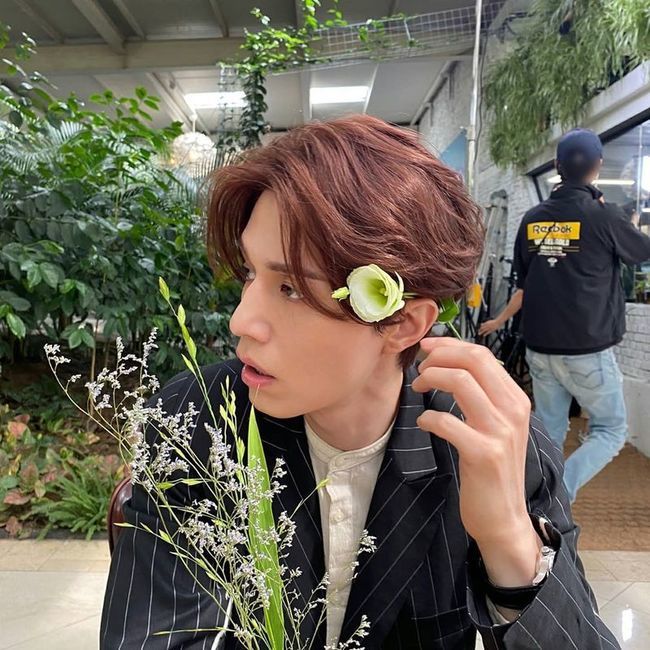 Actor Lee Dong-wook showed the righteousness of a pretty boy.On November 12, Lee Dong-wooks official Instagram account said, Photos from Yiyeon.I want to be tangled with a flower fox ... I want to be a messy relationship ... and several photos were posted.In the open photo, Lee Dong-wook took a flower on the set and took several facial expressions in front of the camera.Lee Dong-wook put flowers in his ears and put a flower in his mouth and sent intense eyes to stimulate his emotions.Lee Ha-na