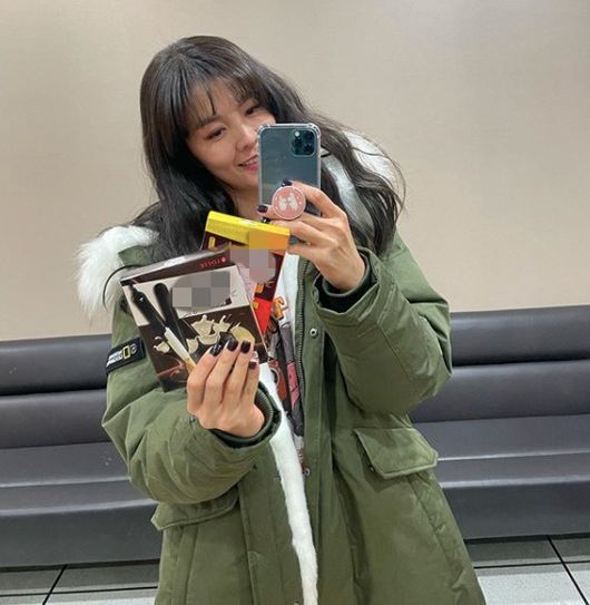 Actor Kim Sung-eun soothed Melencolia I box on staff hand letter and pepero giftKim Sung-eun told his Instagram on the 12th, Today is a really depressed and upsetting day. ... The day I received the pepero letter of my youngest stylist and received comfort!I am grateful, but I have someone who is comforted and likes me. Everyone knows the truth about me and can not like me. Sometimes it is so sad and sad, but I think someone likes me.I ruled my heart.On my way home from work...good night, he added.Kim Sung-eun, pictured together, is taking a mirror selfie with a pepero in a field, and the hand letter given by the youngest stylist is full of sincerity and affection.Meanwhile, Kim Sung-eun signed football player Jung Jo-gook for a hundred years in 2009; he gave birth to the first son Taeha-gun the following year, and got his second daughter, Yunha Yang, in 2017.In January 2020, three years later, she gave birth to her third son and became a dadummam.Kim Sung-eun Instagram