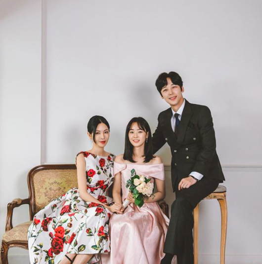 Actor Yoon Jong-hoon of the drama Penthouse released the behind-the-scenes cut of Visual Family.Yoon Jong-hoons official Instagram recently posted an article starting with Do not you want to just be happy because you look so harmonious? Yoon Chul, do not fight.In addition, Thank you for the highest audience rating of 16!! Thank you very much for loving Yoon Jong-hoon Actor.#Penthouse #Yoon Jong-hoon #Kim So-yeon # Acting # Salvation was followed by a thank you message.In the photo released together, Yoon Jong-hoon poses with Actor Kim So-yeon, who is breathing as a wife in SBS Penthouse, who is currently appearing, and Choi Ye-bin, who is playing their daughter.It is warm enough to be called Family Portrait of brilliant visual.Dad is too young, He looks good, It is harmonious in the world, and Did you hear the act?On the other hand, Yoon Jong-hoon is showing off his three-dimensional charm by playing Ha Yoon-cheol in Penthouse written by Kim Soon-okYoon Jong-hoon Instagram