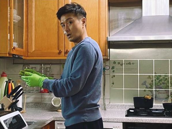 Actor Jin Tae-hyun showed passion for washing fishesOn Wednesday, Jin Tae-hyun posted a picture on his instagram.In the photo, Jin Tae-hyun is wearing a rubber glove and washing dishes.Especially, his nose staring at the camera attracted attention because he had tissue to prevent Coffee.Jin Tae-hyun laughed, adding, I do it with my wife and daughter eating delicious washing fish coffee, and it is very nice # the best weight.Meanwhile, Jin Tae-hyun marriages actor Park Si-eun and has a daughter in her family.Photo = Jin Tae-hyun Instagram