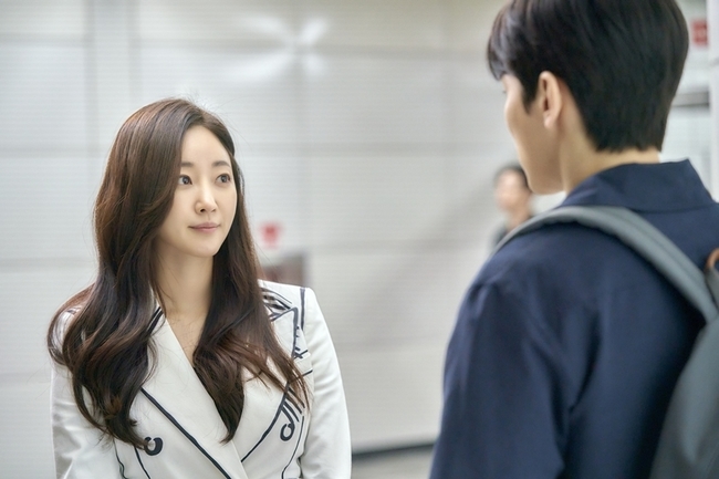 TV CHOSUN New Saturday drama Revenge Kim Sa-rang - Justice showed a dazzling shoulder hug scene that seemed to pop out of the picture.TV CHOSUNs new Saturday drama Revenge (director Kang Min-gu / playwright Kim Hyo-jin / Production Highground, Blossom Story, Story Hunter), which is scheduled to air at 9 p.m. on November 21, is a mystery exhilarating revenge drama in which Kang Hae-ra, who was asked to revenge for chance, solves the case and confronts power.Kim Sa-rang - Justice Jae played the role of Kim Hyunsung, an idol-turned-reporter who married a national MC after winning a big hit as a reporter in Revenge and became a writer, broadcaster, and influencer, and was famous for being so famous that no one knew his name in Korea.The two men, who seemed to be twisted from the beginning, are more than business partners over time.In this regard, Kim Sa-rang and Jung Ui-je are stealing their attention by demonstrating a sweet shoulder hug at the Subway station.When the strong sea is in crisis in the play, Kim Hyunsung suddenly appears somewhere and helps.Kim Hyunsung reveals the kindness of Kang Hae-ra, who almost falls on the escalator, hugging her shoulder and finding her shoes with her heels and kneeling down and fixing her.Moreover, Kim Hyunsung, who called back the strong sea that turned around, was surprised by the surprise skinning that stroked the head of the strong sea.I wonder why Kim Hyunsung is suddenly strong and why he appeared in front of me, and what is the story of Kang Hae-ra, whose face is known, using the subway?Kim Sa-rang - The scene where Justice Je showed Princess 3rd Combo was held at a Subway station in Seocho-gu, Seoul last October.On this day, the two of them had to breathe for the first time after the shooting, so they showed a somewhat awkward but tense appearance.However, the two of them were seriously discussing the scene with their heads in front of the princesss hug scene with a high-level action.Then, as they started shooting, the two of them were immersed in the strong and Kim Hyunsung, respectively, and completed a scene of Simkung mystery that made them throw doubts at the same time as a fairy tale.kim myeong-mi