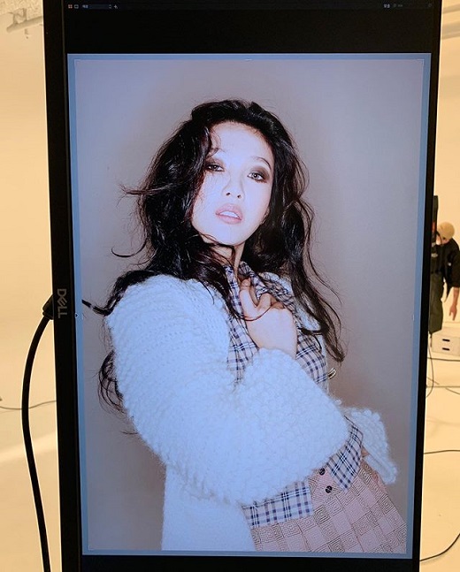 Red Velvet Joy, perfect match no matter what you wear. On the afternoon of the 14th, Joy posted several photos in succession on Instagram.The photo shows Joy posing professionally at what appears to be a photo shoot. In particular, Joy showed off her strong presence by perfecting her own style in any outfit.Meanwhile, on the 11th, Joy released the cover video forLook at Me taken with composer and singer Park Moon-chi on the Red Velvet YouTube channel.