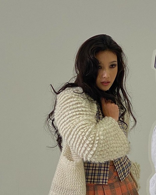 Red Velvet Joy, perfect match no matter what you wear. On the afternoon of the 14th, Joy posted several photos in succession on Instagram.The photo shows Joy posing professionally at what appears to be a photo shoot. In particular, Joy showed off her strong presence by perfecting her own style in any outfit.Meanwhile, on the 11th, Joy released the cover video forLook at Me taken with composer and singer Park Moon-chi on the Red Velvet YouTube channel.