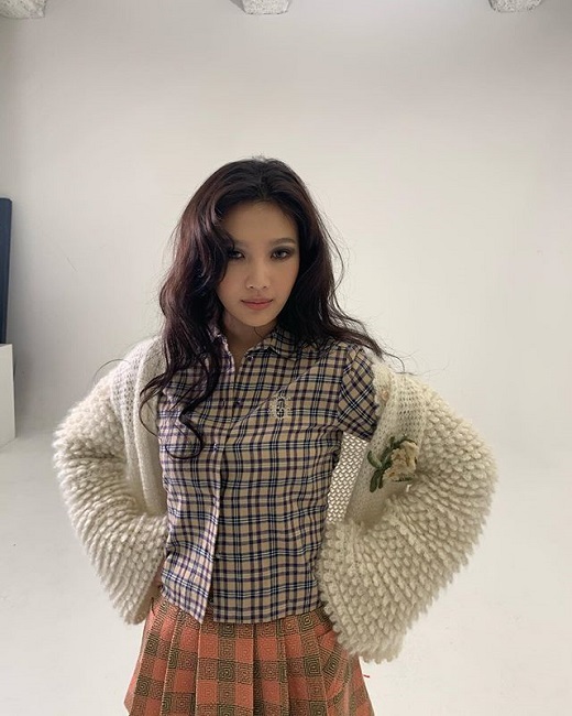 Red Velvet Joy, perfect match no matter what you wear. On the afternoon of the 14th, Joy posted several photos in succession on Instagram.The photo shows Joy posing professionally at what appears to be a photo shoot. In particular, Joy showed off her strong presence by perfecting her own style in any outfit.Meanwhile, on the 11th, Joy released the cover video forLook at Me taken with composer and singer Park Moon-chi on the Red Velvet YouTube channel.