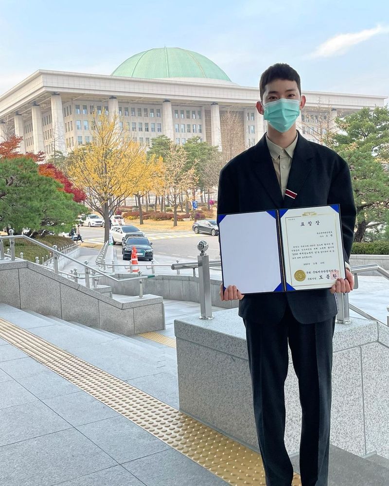 Singer Jo Kwon presented the 2020 World Diabetes Day Citation.Jo Kwon posted a photo on November 14th with an article entitled The fourth Congress visit #2020 World Diabetes Day after the 2010 # Korea Sharing Award on his personal instagram.Jo Kwon in the public photo is taking a Citation in front of the Congress House and taking a certified photo.Yeji Lee