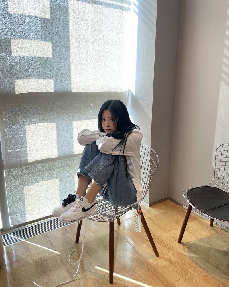Group IZ*ONE Min-Ju has revealed its current status.On November 14, IZ*ONE official Instagram posted several Min-Ju photos with the article Now Autumn? Early winter?Min-Ju in the public photo shows off her neat beauty. Min-Jus bright and lovely atmosphere catches her eye.Fans who saw the photo responded that they were too pretty and an atmosphere big hit.On the other hand, the group IZ*ONE, which Min-Ju belongs to, released Japans first full-length album Twelve on October 21st.