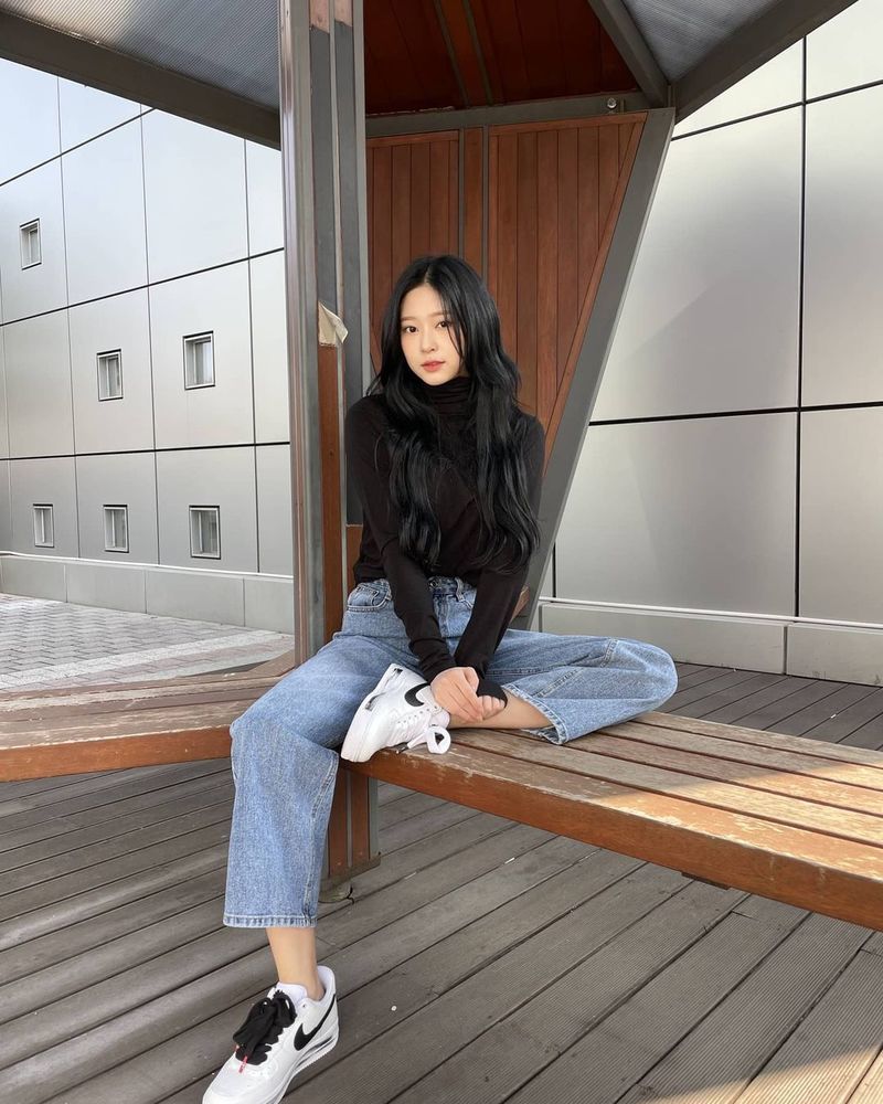 Group IZ*ONE Min-Ju has revealed its current status.On November 14, IZ*ONE official Instagram posted several Min-Ju photos with the article Now Autumn? Early winter?Min-Ju in the public photo shows off her neat beauty. Min-Jus bright and lovely atmosphere catches her eye.Fans who saw the photo responded that they were too pretty and an atmosphere big hit.On the other hand, the group IZ*ONE, which Min-Ju belongs to, released Japans first full-length album Twelve on October 21st.