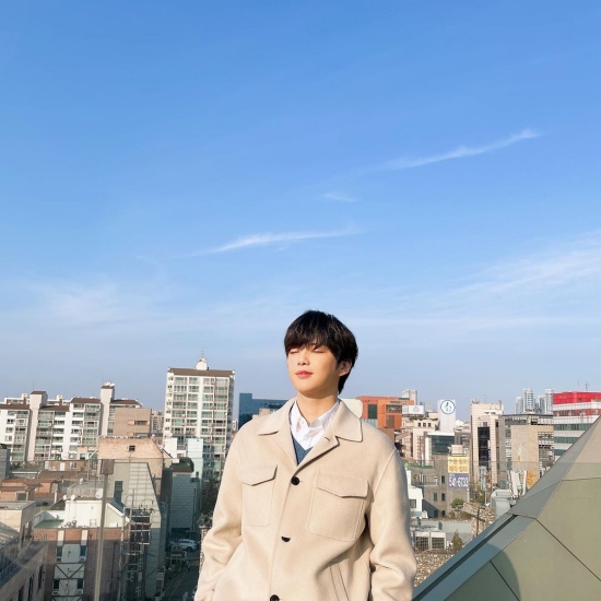 It turns off the visual of Kang Daniel, Eye-catching.On the 14th, Kang Daniel posted two photos on his Instagram.Kang Daniel in the photo is making a bright face under the blue Sky.His watery visual, transformed into an autumn man, shot the heart of official fan club Danity.Meanwhile, Kang Daniel won the first place in the movie together on the November 14th The SpongeBob Movie: Sponge on the Runday and attracted Eye-catching.Seven Edu, an early, middle and high-end internet math education company, conducted a survey of 6,822 people from October 15 to November 12, and Kang Daniel (3,798, 55.7%) was selected as the top star to watch movies together in The SpongeBob Movie: Sponge on the Runday.