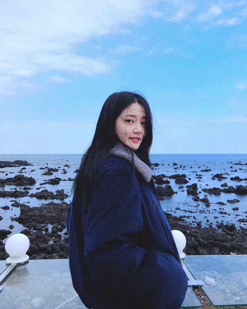 Actor Lee Yu-bi flaunted her innocent visualsLee Yu-bi released four photos of himself on his Instagram on the 15th, set on the beach of Jeju Island.Lee Yu-bi in the public photo is reminiscent of a picture of a pure but youthful figure in harmony with the beach background.The fans who saw the photos responded that there is no picture, the sea color is beautiful, and this is really beautiful.Meanwhile, Lee Yu-bi is about to release his movie Neighbors Village.