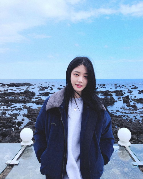 Actor Lee Yu-bi flaunted her innocent visualsLee Yu-bi released four photos of himself on his Instagram on the 15th, set on the beach of Jeju Island.Lee Yu-bi in the public photo is reminiscent of a picture of a pure but youthful figure in harmony with the beach background.The fans who saw the photos responded that there is no picture, the sea color is beautiful, and this is really beautiful.Meanwhile, Lee Yu-bi is about to release his movie Neighbors Village.