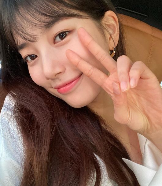 Beautiful looks by actor Bae Suzy brightly illuminated the weekendBae Suzy posted a picture and a picture on his instagram on the 15th, Today is the shooter, StartUp.The photo shows Bae Suzy, who seems to be taking a selfie during a break during the shooting.Bae Suzys beautiful looks are impressive even in undecorating makeup.Bae Suzy is currently in the TVN drama StartUp as Seo Dalmi.StartUp is a drama about the beginning and growth of young people who have entered StartUp dreaming of success in Silicon Valley in Korea.TVN StartUp is broadcast every Saturday and night at 9 pm.