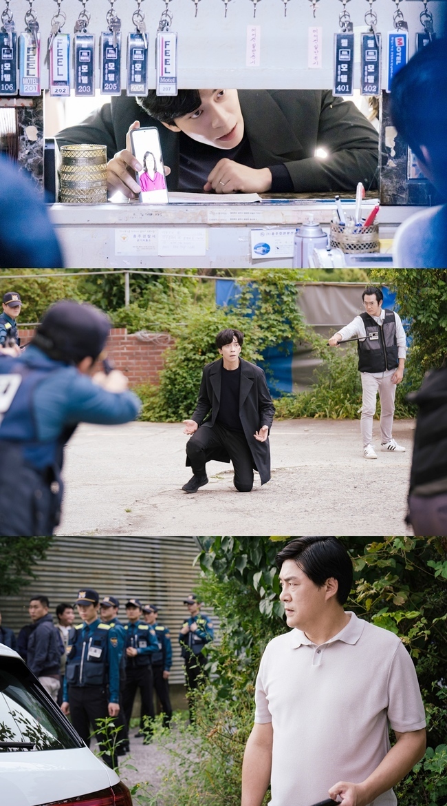 The Zettai Zetsumei Danger moment was captured shortly before Shin Sung-rok was arrested.In the 6th episode of MBCs monthly mini-series, Kairos (played by Lee Soo-hyun/directed by Park Seung-woo), which will be broadcast on November 16, Shin Sung-rok (played by Kim Seo-jin) is surrounded by the police as the only suspect who witnessed the death of Hwang Jung-min (played by Kwak Song-ja).Kim Seo-jin (Shin Sung-rok), who had previously suspected Lee Taek-gyu (Jo Dong-in), attached a position tracker to his vehicle and followed him.Kim Seo-jin, who visited Lee Taek-gyus location, found the dead Kwak Song-ja (Hwang Jung-min), and hinted that he was trapped and hoped for future development.It was revealed that the man who came to Kwak Song-jas room was Lee Taek-gyu, and another reversal ending shocked viewers.In the meantime, Kim Seo-jin, who was surrounded, is kneeling.The devastation is conveyed in the act of raising the hand, and the desperation is felt in the way of holding the picture of Kwak Songja.