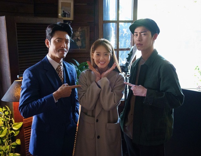 Do Do Sol Sol La Sol, which is about to end, is adding to its interest with unpredictable development.KBS 2TV drama Do Do Sol Sol La La Soldirected by Kim Min-kyung/playplayplay by Oh Ji-young) is receiving a hot response by delightfully drawing dynamic romances of Go Ah-ra and Sun Woo-jun (Lee Jae-wook).The two men who were forced to leave turned around and reunited, but Gurara declared Hello for a while for Sun Woo Jun, which made me sad.But six months later, Cha Eun-seok (Kim Ju-Hun) and the questioning Wedding ceremony were drawn and confused.Sun Woo Jun, who ran to hear the news here, grabbed Guraras hand and left the Wedding ceremony chapter, making him more curious about the next page of the second movement of youth.There is a reversal hidden in Guraras surprise Wedding ceremony, and questions are being raised about future development.The behind-the-scenes cut, released on November 16, shows the romantic Kim Man-bok (Lee Soon-jae), who brought up the topic, and Go Ah-ra and Lee Jae-wook, who turned into wife Shim Soon-ja.Go Ah-ra, Lee Jae-wook, and Kim Ju-Huns visuals, who were surprised by Shim Soon-jas confrontation with retro costumes, catch the eye.Lee Jae-wook and Kim Ju-Huns playful look, which is between Go Ah-ra, who looks bright calyx, adds a laugh.Kim Man-bok cheered the two people with a love story that he met with his wife again to Gurara who was having a hard time in a sudden breakup with Sun Woo Jun.Through the recollection of Kim Man-bok, Go Ah-ra and Lee Jae-wook, who were interested in young men and women of those days, gained a response by soothing the hearts of viewers who regret the separation of the two people by emitting a chemi with another charm from Larajun.The mysterious Wedding ceremony scene that surprised viewers, also captured the image of the bride (?) Go Ah-ra squatting in a wedding dress.Kim Ju-Hun, a candidate for sparkling, and the lovely appearance of Go Ah-ra, who brings out the fantasy chemistry with Moon Tae-yu, the former husband (?)Lee Soon-jae, who has been in a tight mood with the Girls Prayer concert, and Park Sung-yeon (played by Seung-kis mother), Lee Sun-hee (played by mother, for example), and Jeongyeon (played by Miran) also attract attention.Sun Woo-joons mother Cho Yoon-sil (Seo Lee-sook) kicked her arms in the news that she summoned Gurara and went on a companionship.The extreme imagination of the drama Mania Jin Sook-kyung (Ye Ji-won) gave a pleasant smile.Lee Sun-hee, Jingyueon, and Go Ah-ras bright smile, which are equipped with raincoats to prevent water baptism, smokey makeup for baseline suppression and transformed into a solid Larajikimki, steals attention.In addition to the play, Kim Ju-Hun, a affectionate divorced ex-married couple, and Lee Seo-an (played by Oh Young-ju) have two shots.The delightful scene behind the scenes, which seems to have been transferred to the screen by the delightful chemistry of the actors who bring warm laughter every time, gives a warm feeling.bak-beauty