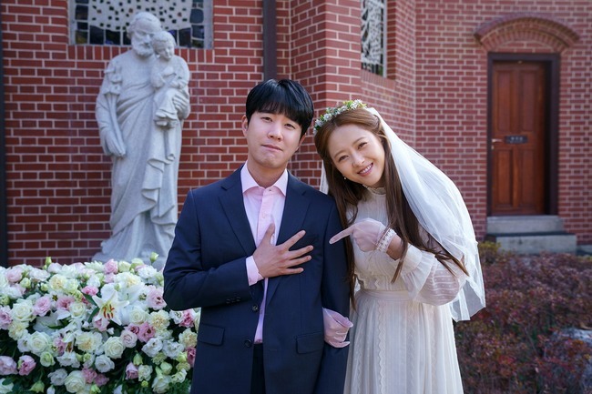 Do Do Sol Sol La Sol, which is about to end, is adding to its interest with unpredictable development.KBS 2TV drama Do Do Sol Sol La La Soldirected by Kim Min-kyung/playplayplay by Oh Ji-young) is receiving a hot response by delightfully drawing dynamic romances of Go Ah-ra and Sun Woo-jun (Lee Jae-wook).The two men who were forced to leave turned around and reunited, but Gurara declared Hello for a while for Sun Woo Jun, which made me sad.But six months later, Cha Eun-seok (Kim Ju-Hun) and the questioning Wedding ceremony were drawn and confused.Sun Woo Jun, who ran to hear the news here, grabbed Guraras hand and left the Wedding ceremony chapter, making him more curious about the next page of the second movement of youth.There is a reversal hidden in Guraras surprise Wedding ceremony, and questions are being raised about future development.The behind-the-scenes cut, released on November 16, shows the romantic Kim Man-bok (Lee Soon-jae), who brought up the topic, and Go Ah-ra and Lee Jae-wook, who turned into wife Shim Soon-ja.Go Ah-ra, Lee Jae-wook, and Kim Ju-Huns visuals, who were surprised by Shim Soon-jas confrontation with retro costumes, catch the eye.Lee Jae-wook and Kim Ju-Huns playful look, which is between Go Ah-ra, who looks bright calyx, adds a laugh.Kim Man-bok cheered the two people with a love story that he met with his wife again to Gurara who was having a hard time in a sudden breakup with Sun Woo Jun.Through the recollection of Kim Man-bok, Go Ah-ra and Lee Jae-wook, who were interested in young men and women of those days, gained a response by soothing the hearts of viewers who regret the separation of the two people by emitting a chemi with another charm from Larajun.The mysterious Wedding ceremony scene that surprised viewers, also captured the image of the bride (?) Go Ah-ra squatting in a wedding dress.Kim Ju-Hun, a candidate for sparkling, and the lovely appearance of Go Ah-ra, who brings out the fantasy chemistry with Moon Tae-yu, the former husband (?)Lee Soon-jae, who has been in a tight mood with the Girls Prayer concert, and Park Sung-yeon (played by Seung-kis mother), Lee Sun-hee (played by mother, for example), and Jeongyeon (played by Miran) also attract attention.Sun Woo-joons mother Cho Yoon-sil (Seo Lee-sook) kicked her arms in the news that she summoned Gurara and went on a companionship.The extreme imagination of the drama Mania Jin Sook-kyung (Ye Ji-won) gave a pleasant smile.Lee Sun-hee, Jingyueon, and Go Ah-ras bright smile, which are equipped with raincoats to prevent water baptism, smokey makeup for baseline suppression and transformed into a solid Larajikimki, steals attention.In addition to the play, Kim Ju-Hun, a affectionate divorced ex-married couple, and Lee Seo-an (played by Oh Young-ju) have two shots.The delightful scene behind the scenes, which seems to have been transferred to the screen by the delightful chemistry of the actors who bring warm laughter every time, gives a warm feeling.bak-beauty