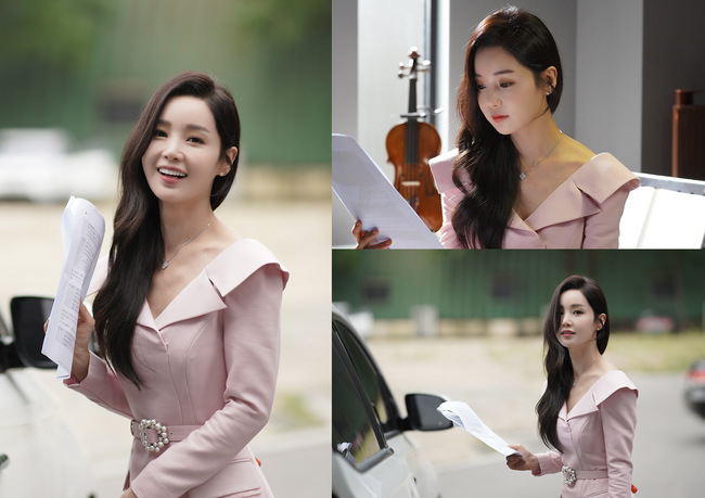 Actor Nam Gyu-ri shows off his heavenly lookOn November 16, a scene photo of Hyun Chae (Nam Gyu-ri), who thought he was dead in MBCs monthly drama Kairos and then emerged as a figure of reversal, was released.The photo is B cut, but Nam Gyu-ri boasts a celestial beautiful look, which is admirable.After the last broadcast, Nam Gyu-ris costumes and accessories in the play are gaining popularity with the complete edition: Nam Gyu-ri earrings and questions asking about the bag brand.