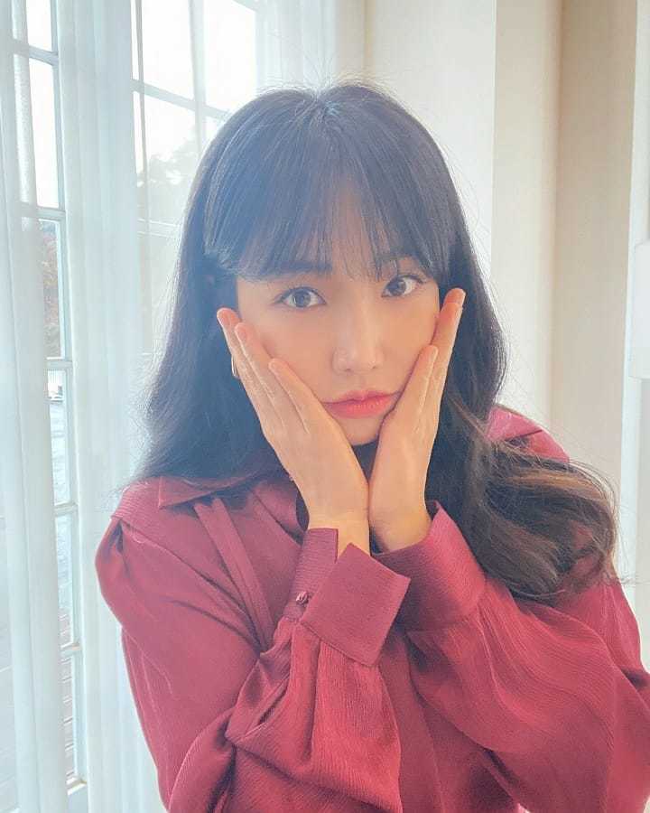 Actor Lee Yoo-ri reveals fresh beautiful looks that cant be measured at ageLee Yoo-ri wrote on the Personal Instagram on November 16 that #Lee Yoo-ri # is on.The photo, which was attached with the article, showed Lee Yoo-ri in a red dress taking various poses at the window.Lee Yoo-ri is putting a calyx on her face with both hands and making a lovely look.A large figure filled with a small face boasts perfect beautiful looks that the doll seems to be alive.Meanwhile, Lee Yoo-ri appeared in MBC current affairs liberal arts program Don Bela last September.Lee Hae-jeong