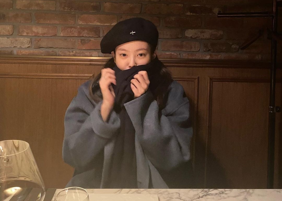 BLACKPINK Jennie Kim and beret are also perfect match.. What about this loveliness? BLACKPINK Jennie Kim delivered the latest news.On the 16th, Jennie Kim posted several photos with facial expressions on her Instagram.In the picture, Jennie Kim is wearing a black beret. Jennie Kim, who avoided the cold by closing her scarf, drew attention with her baby-like, soft face. Jennie Kim, who looked at something intently, also boasted a perfect side profile, even with a concave-shaped three-dimensional effect.In addition, Jennie Kim, who wore a coat at the restaurant, showed off her beauty with the appearance of a lively girl. Fans expressed their affection with comments such as pretty, cute, and I love you.On the other hand, BLACKPINK Jennie Kim took first place in the big data analysis in November 2020 for girl group personal brand reputation.