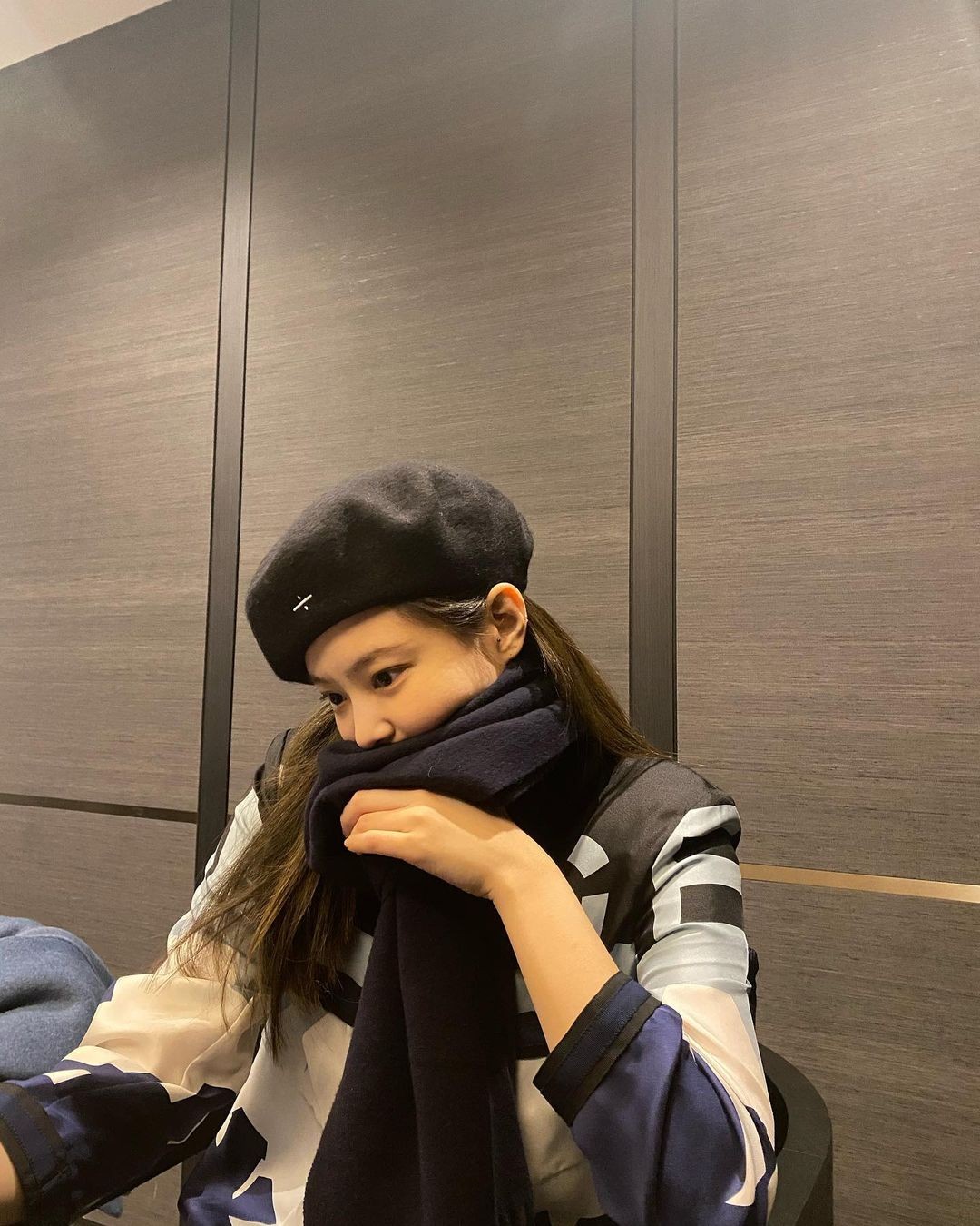 BLACKPINK Jennie Kim and beret are also perfect match.. What about this loveliness? BLACKPINK Jennie Kim delivered the latest news.On the 16th, Jennie Kim posted several photos with facial expressions on her Instagram.In the picture, Jennie Kim is wearing a black beret. Jennie Kim, who avoided the cold by closing her scarf, drew attention with her baby-like, soft face. Jennie Kim, who looked at something intently, also boasted a perfect side profile, even with a concave-shaped three-dimensional effect.In addition, Jennie Kim, who wore a coat at the restaurant, showed off her beauty with the appearance of a lively girl. Fans expressed their affection with comments such as pretty, cute, and I love you.On the other hand, BLACKPINK Jennie Kim took first place in the big data analysis in November 2020 for girl group personal brand reputation.