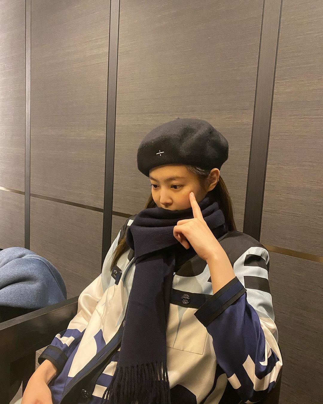 BLACKPINK Jennie Kim and beret are also perfect match.. What about this loveliness? BLACKPINK Jennie Kim delivered the latest news.On the 16th, Jennie Kim posted several photos with facial expressions on her Instagram.In the picture, Jennie Kim is wearing a black beret. Jennie Kim, who avoided the cold by closing her scarf, drew attention with her baby-like, soft face. Jennie Kim, who looked at something intently, also boasted a perfect side profile, even with a concave-shaped three-dimensional effect.In addition, Jennie Kim, who wore a coat at the restaurant, showed off her beauty with the appearance of a lively girl. Fans expressed their affection with comments such as pretty, cute, and I love you.On the other hand, BLACKPINK Jennie Kim took first place in the big data analysis in November 2020 for girl group personal brand reputation.