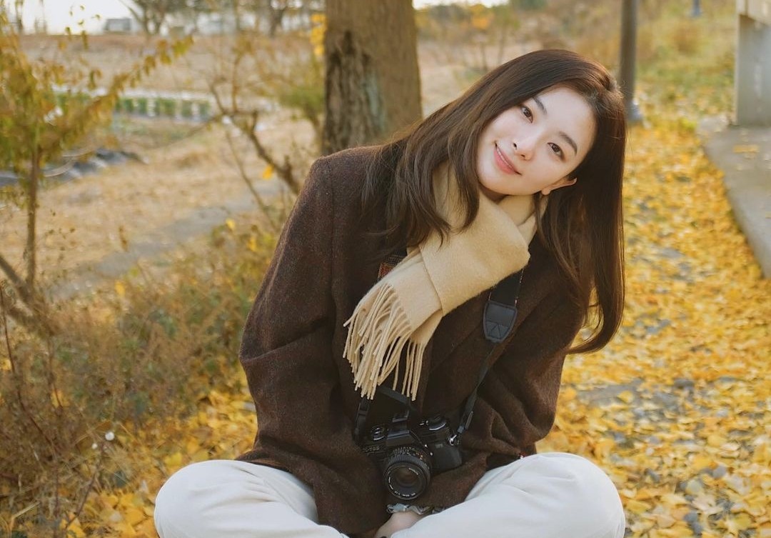 Red Velvet Seulgi reveals a clear, innocent charmOn the 16th, Seulgi posted several photos on his Instagram with an article entitled Mongle Mongle.In the photo, Seulgi stares at the camera on a yellow street with Maidenhair tree leaves, which is a perfect meltdown in a space full of autumnal vibes.The face of Smile is a little harmless in the world.Sylgi, who wore a brown-colored jacket and beige-colored shawl, revealed her innocence in a mid-shouldered hairstyle.Seulgi, who tied his head, looked at the cat with a warm eye and gave healing to the viewer.Meanwhile, the group Red Velvet, which Seulgi belongs to, is focusing on their activities after the controversy over Irene Gabjil.