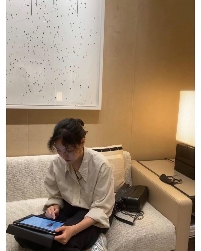Actor Kim Go-eun still told me about the clean situation.Kim Go-eun posted a picture on his personal Instagram on November 17.Kim Go-eun in the public photo is wearing a white shirt and black pants.The picture of resting while watching the tablet PC with the head tied comfortably gives a natural beauty like a scene in the movie.In the pictures taken indifferently, I feel the faint First Love atmosphere from Kim Go-eun, who boasts a pure beauty.Meanwhile, Kim Go-eun appears in the movie Untact, which is about to open this year.Lee Hae-jeong